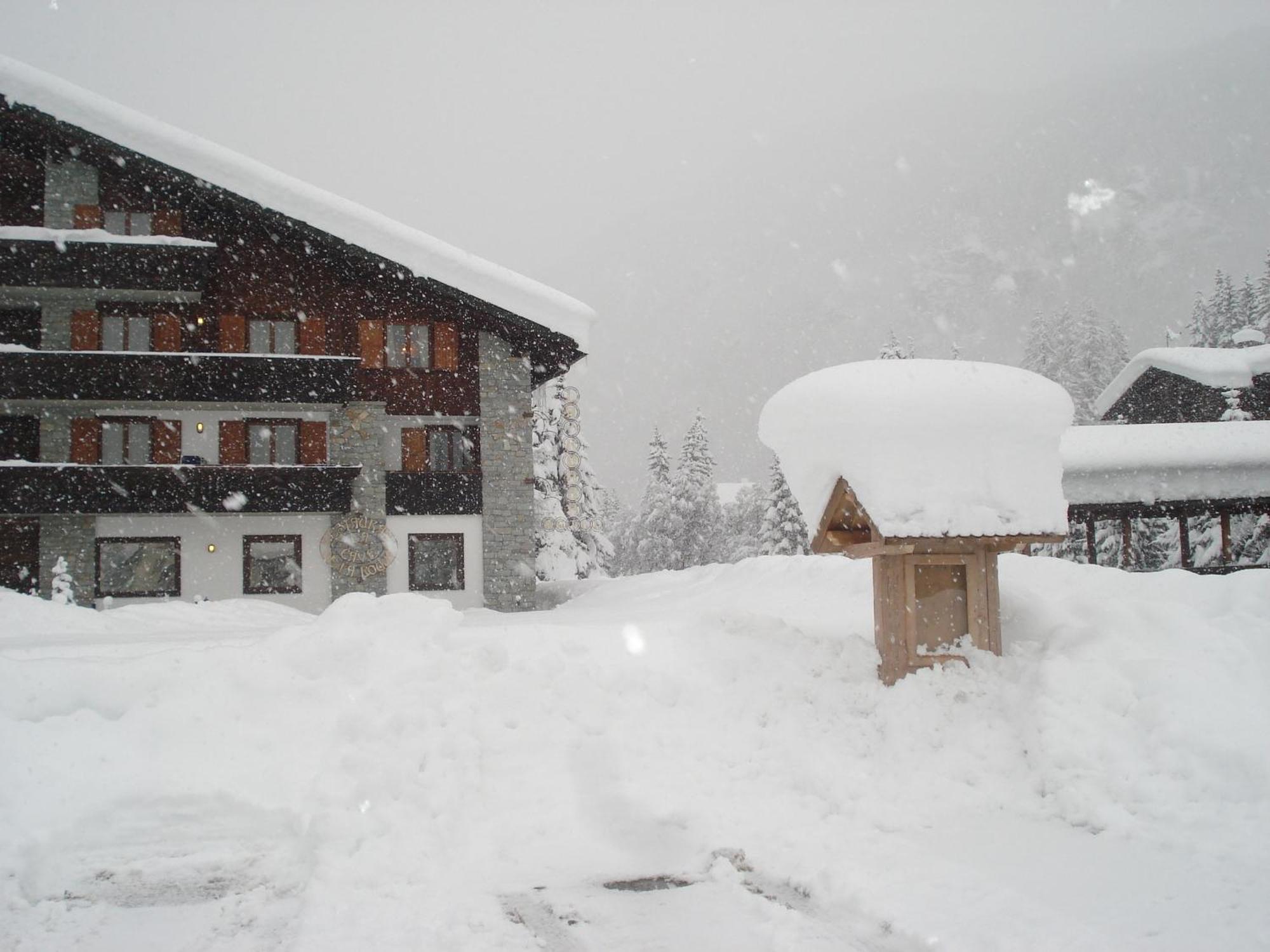 Hotel La Rouja Champoluc Exteriör bild