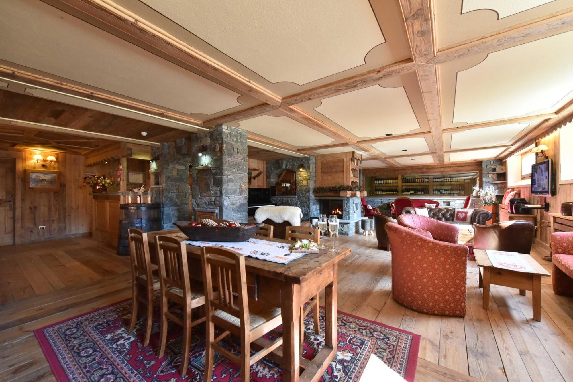 Hotel La Rouja Champoluc Exteriör bild